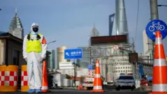 一名站在上海交通管制路口的工作人員