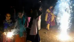 এ বছরের দীপাবলীতে হায়দ্রাবাদে আতসবাজি জ্বালাচ্ছে শিশু ও কিশোরীরা
