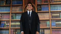 නාමල් රාජපක්ෂ නීතිඥ ලෝගුව සමග