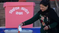 गत संसदीय निर्वाचनमा मतदान गर्दै एक महिला