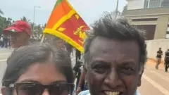 ဒီနီသီကာနဲ့ သူ့အဖေကို စနေနေ့ ကိုလံဘိုမြို့ က ဆန္ဒပြပွဲမှာ တွေ့ရစဥ်