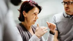 Muitos chefes querem que funcionários voltem ao escritório, apesar de pesquisas indicarem benefícios de trabalho remoto. Mas por que? E como será futuro dos trabalhadores?
