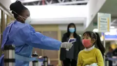 የህክምና ባለሙያ ሙቀት ስትለካ