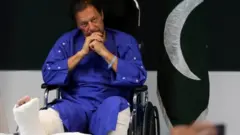 عمران خان يتحدث مع الصحفيين في مستشفى شوكت خانوم حيث تم إدخاله بعد إصابته برصاصة في اليوم السابق بالقرب من وزير أباد، في لاهور، باكستان، 04 نوفمبر/تشرين الثاني 2022.
