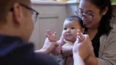 Cặp vợ chồng Jan và Hà My chia sẻ với BBC về cuộc sống gia đình và mối quan hệ với hai bên nội ngoại đan xen giữa hai nền văn hoá Việt - Czech.