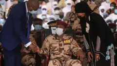 Janar Mahamat Déby Itno (tsakiya) tare da wasu jami'an gwamnati a wurin jana'izar mahaifinsa, ya na zaune a sahun gaba a ranar 23 ga watan Afirilu 2021.
