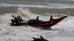 તૌકતે વાવાઝોડું પોરબંદર અને મહુવાની વચ્ચે ત્રાટકી શકે છે