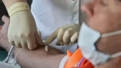 ब्रिटेन में एक परीक्षण हो रहा है, जो इंसानों की इस ज़रूरत को पूरा कर सकता है.