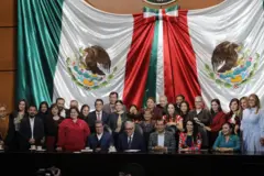 Rocha surrounded by Morena deputies in the Sinaloa congress.