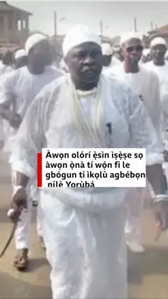 Awọn Onisẹse to wọ asọ funfun lati oke de ilẹ, ti wọn to lọwọọwọ tẹle ara wọn