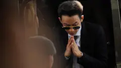 เวลา 09.35 น. นายพานทองแท้ ชินวัตร บุตรชายคนโตนายทักษิณ ชินวัตร อดีตนายกรัฐมนตรี เดินทางถึงศาลอาญาคดีทุจริตและประพฤติมิชอบกลาง ถ.นครไชยศรี