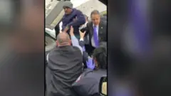 لفت حادث سيارة على طريق سريع الأنظار لحاكم نيويورك آندرو كومو بعد أن ساعد أحد الركاب المحاصرين بها.