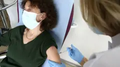 امرأة تحصل على اللقاح