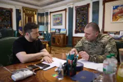 O presidente ucraniano, Volodymyr Zelensky, conversando com o chefe do SBU, Vasyl Maliuk