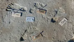 pegadas no parque nacional de White Sands, no Novo México, nos EUA