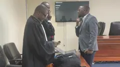 Edouard Bamporiki ahageze imbere y'abunganizi be mu mategeko Evode Kayitana na Jean Baptiste Habyarimana kuwa mbere mu rukiko rukuru i Kigali