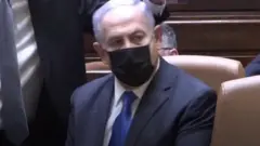 عقب إعلان نتيجة اللتصويت، عاود نتنياهو الجلوس على مقعد لم يعد له، إلى أن نبهه أحدهم إلى ذلك، فانتقل إلى مكانه بين صفوف المعارضة.