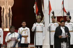 राष्ट्रपती द्रौपदी मुर्मू आणि सरन्यायाधीश