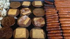 Hambúrgueres e salsichas em chapa