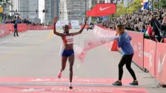 Brigid Kosgei gananado la carrera