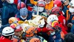 Elif bebek, depremden 65 saat sonra kurtarıldı