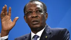 Idriss Deby, s'adresse à la presse après s'être entretenu avec la chancelière allemande Angela Merkel à la chancellerie de Berlin le 12 octobre 2016