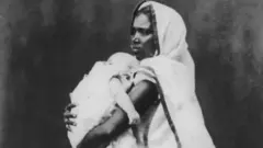 1858 च्या या छायाचित्रात एका भारतीय आयाने बाळाला कडेवर घेतलं आहे.