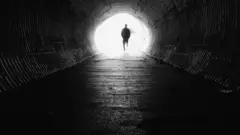 Pessoa em túnel