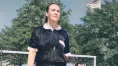 Lea Campos em frente ao gol