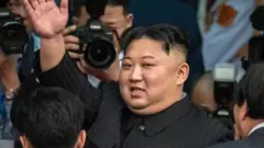 손 흔드는 김정은 북한 국무위원장