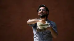 شاب سويدي من أصول عراقية يحرق نسخةمن القرآن أمام مسجد في ستوكهولم