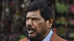 रामदास आठवलेंनी काढल्या शशी थरूरांच्या इंग्लिश स्पेलिंगच्या चुका