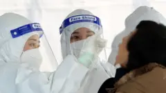 최근 개정된 감염병예방법 제49조 제3항은 특별자치도지사 또는 시장·군수·구청장이 방역지침의 준수 명령을 위반한 관리자·운영자에게 해당 장소나 시설의 폐쇄를 명하거나 3개월 이내의 기간을 정하여 운영의 중단을 명할 수 있도록 규정하고 있다