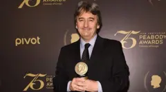 Fergal Keane segurando prêmio