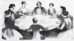 Gravura mostra pessoas diante de mesa, em círculo e com as mãos próximas