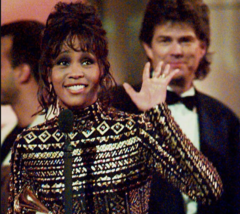 هيوستن بعد فوزها بجائزة جرامي عن أغنية آي ويل أولويز لاف يو مع المنتج ديفيد فوستر