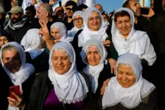 Beyaz başörtülü kadınlar