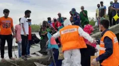 সাতক্ষীরার শ্যামনগরে মানুষজনকে নিরাপদ আশ্রয়ে সরিয়ে নেওয়ার কাজ চলছে।