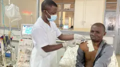 Un patient se prepare la dialyse
