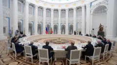 Tổng thống Nga Vladimir Putin tham dự cuộc họp tại Điện Kremlin ngày 07 tháng 7 năm 2022