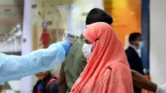 অমিক্রন ভ্যারিয়েন্টের খবরে বহু দেশের বিমনাবন্দরে জারি হয়েছে নতুন সতর্কতা