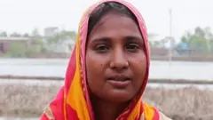 Feroza Khatun, quien vive en el delta de Sundarbans con su hijo de 6 años
