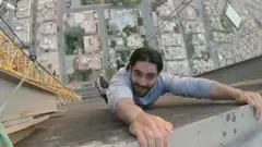 شبان سعوديون يتسلقون قمة رافعة في الرياض من أجل سيلفي