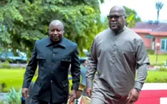 Perezida Ndayishimiye na mugenzi we Félix Tshisekedi bariko baratambuka (ifoto mbarankuru yo mu bubiko)