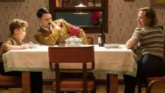 Roman Griffin Davis, Taika Waititi iyo Scarlett Johansson