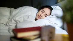 Una mujer durmiendo.