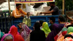 করোনা ভাইরাস শাটডাউনের কারণে হঠাৎ করেই উপার্জন বন্ধ হয়ে গেছে লাখ লাখ মানুষের। তাদের অনেকেই ভীড় করছেন স্বল্প মূল্যের টিসিবির বিক্রয় কেন্দ্রে।