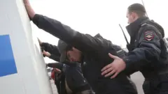 Полиция задерживает мигрантов