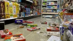 سقطت الأطعمة من رفوف المتاجر