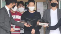 남성 1300여명의 나체영상을 녹화해 유포한 이른바 '제2 n번방' 피의자 김영준(29·남)이 11일 오전 서울 종로경찰서를 나와 서울중앙지검으로 송치되고 있다